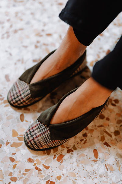 Handcrafted Gondolina Duchessa ballet flats in scottish tweed and green collar, featuring authentic Venetian design, lifestyle