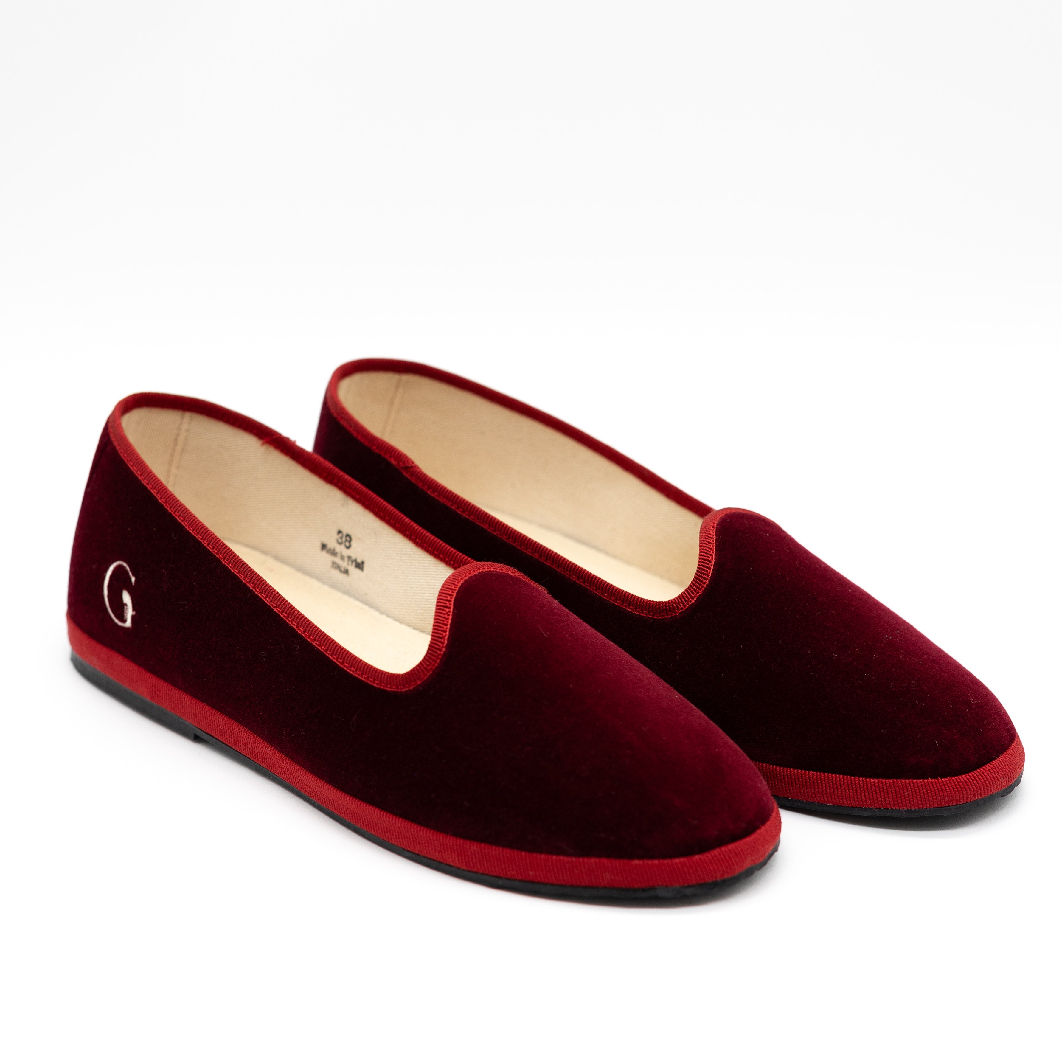 Handcrafted Gondolina Dogale flats in red velvet, featuring authentic Venetian design, close-up