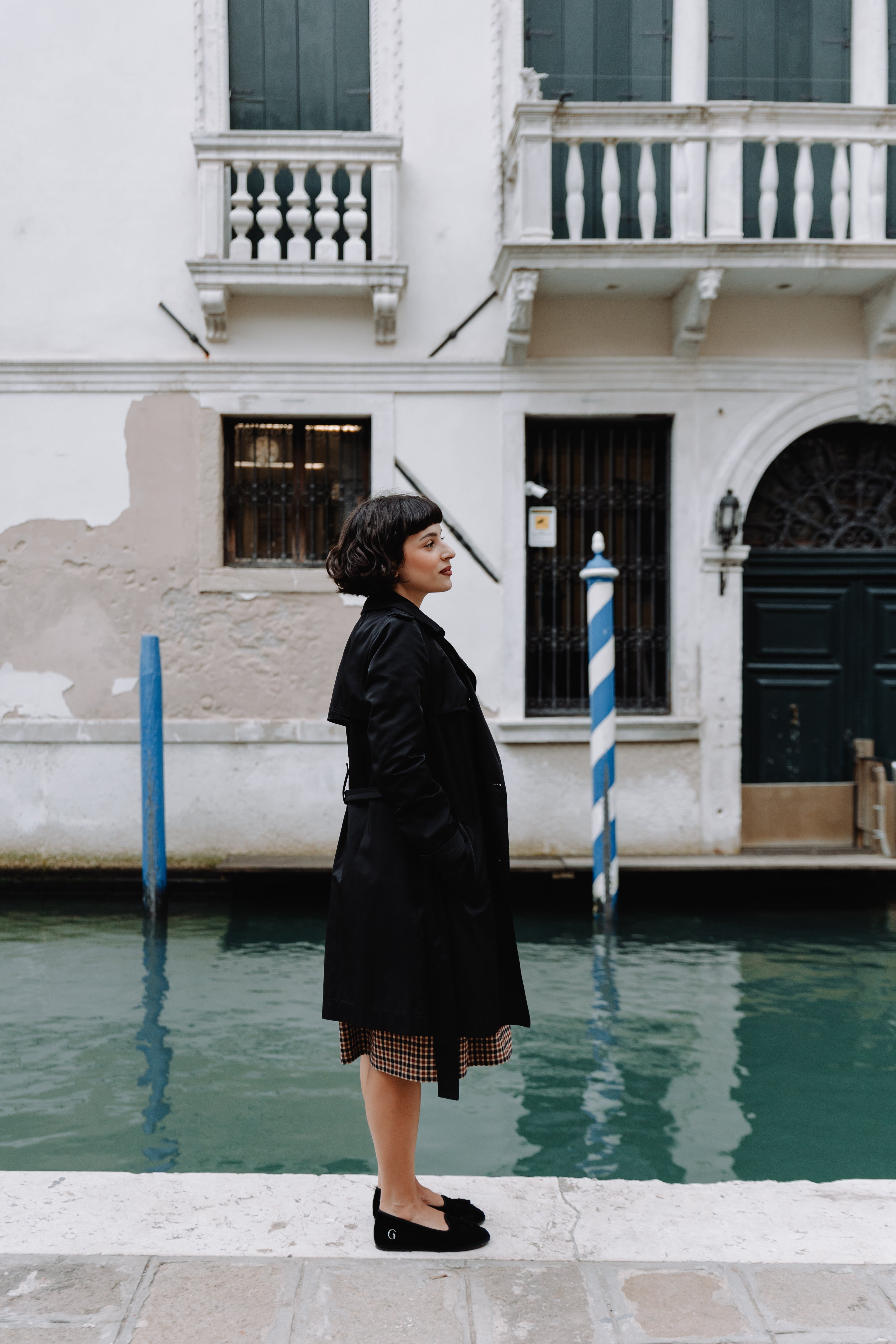 Handcrafted Gondolina Bigontina tassel flats in black velvet for women, featuring authentic Venetian design, close-up