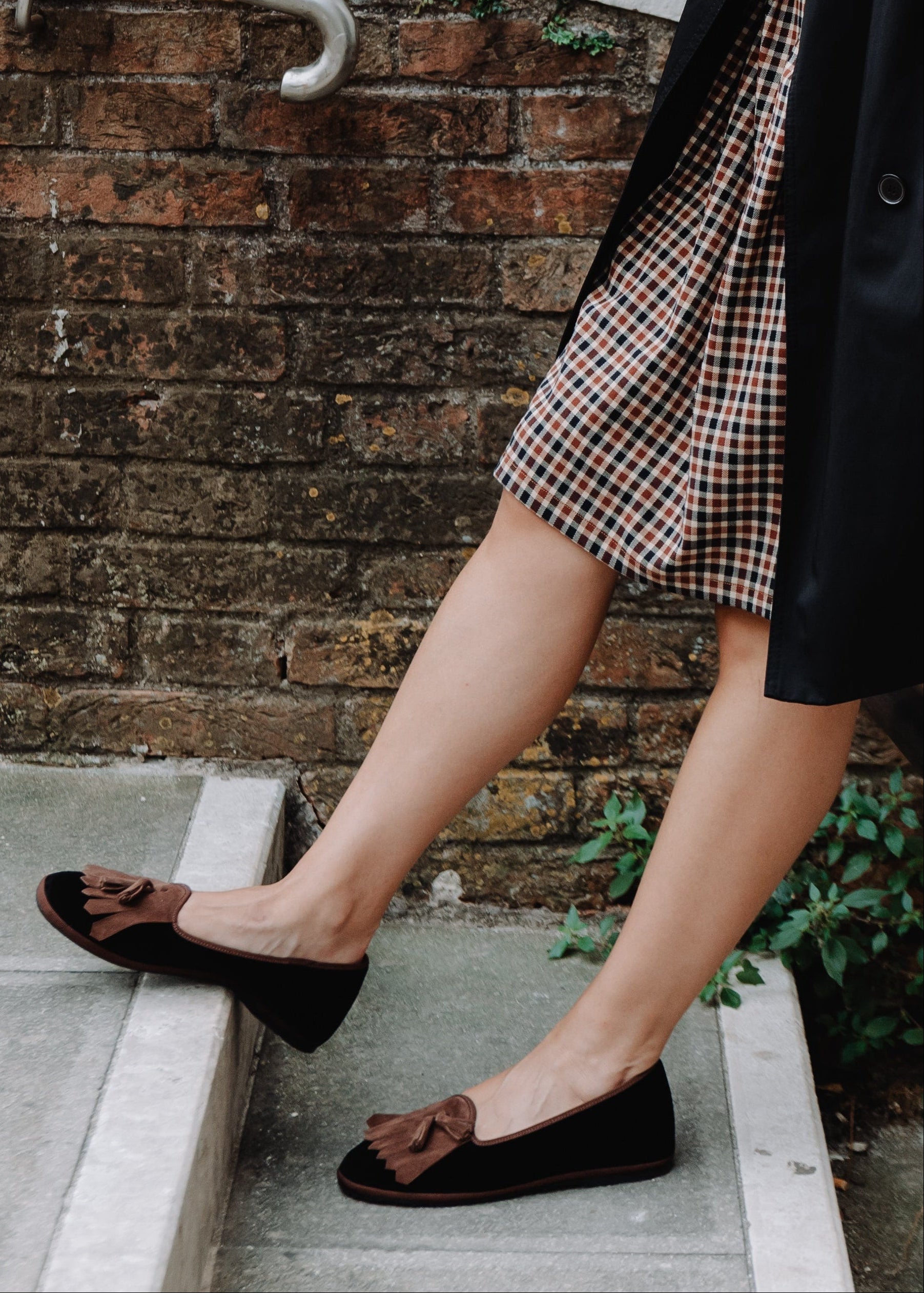 Handcrafted Gondolina Falzarego fringe tassel flats for women in black velvet, featuring authentic Venetian design, details
