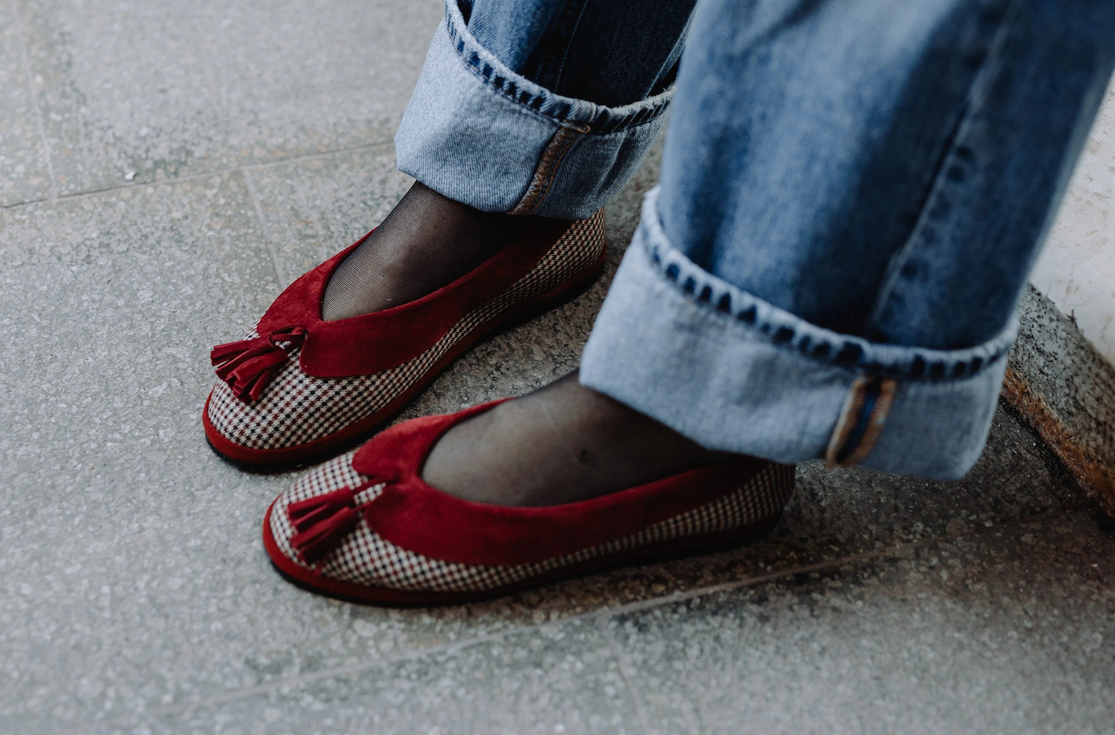 Ballerine rosse con nappine Gondolina indossate con jeans