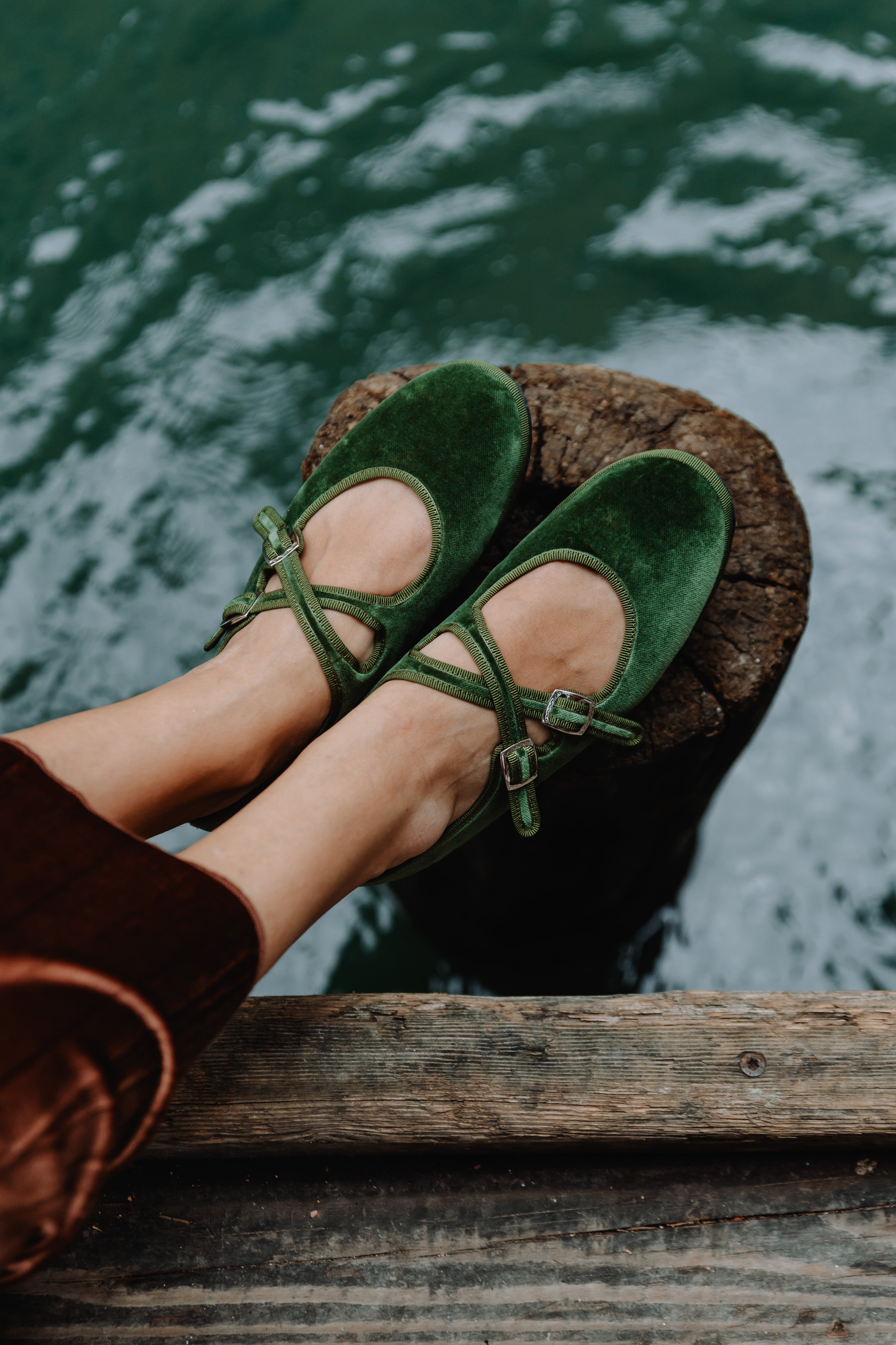 Gondolina Shoes Guglie Mary Jane in light green velvet, detail view