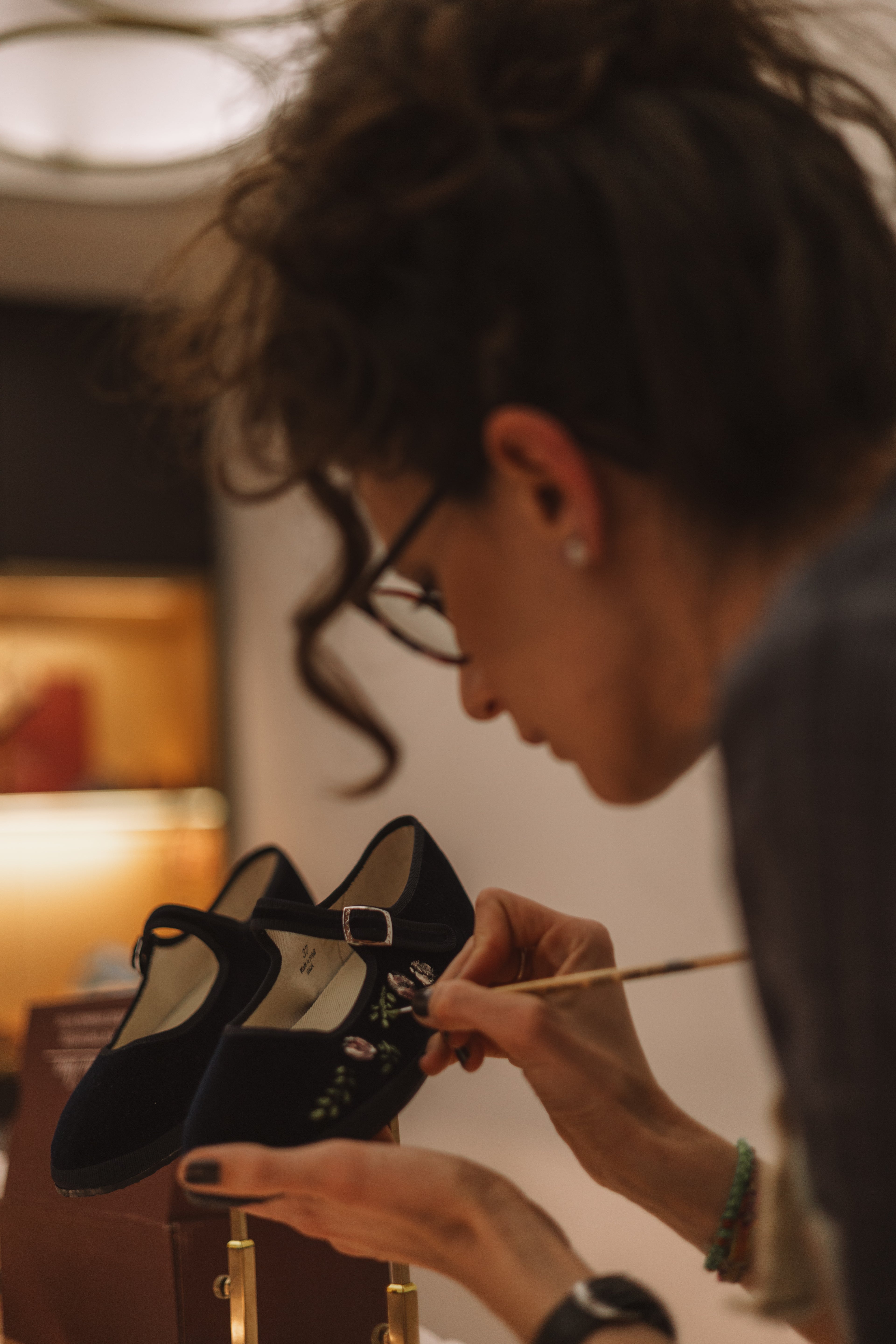 artist paints mary jane Gondolina Shoes event